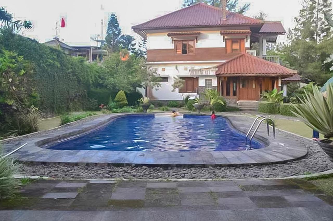 Reddoorz Premium @ Griya Inkoppabri Cisarua Puncak Hotel Bogor Exterior photo